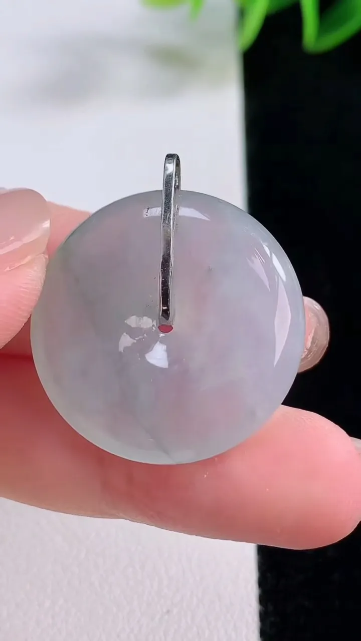 天然A货翡翠种飘花平安扣吊坠，尺寸25.7-5.3，重量:7.69g
11月24日