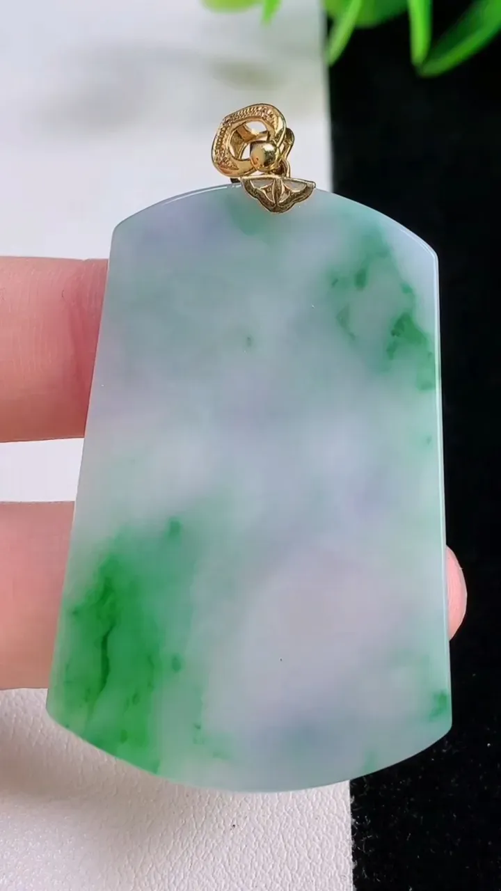 天然A货翡翠18K金春带彩紫罗兰无事牌吊坠，尺寸49-32-2.9，重量:13.15g
11月24日