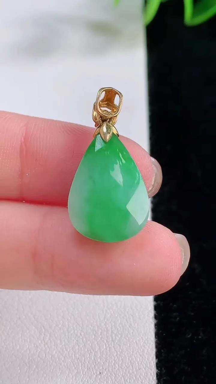 天然A货翡翠水滴吊坠，尺寸18-13-7.8，重量:3.40g
11月24日