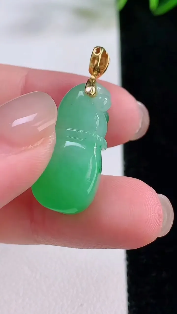 天然A货翡翠葫芦吊坠，尺寸24.8-11-11.2，重量:6.38g
11月24日