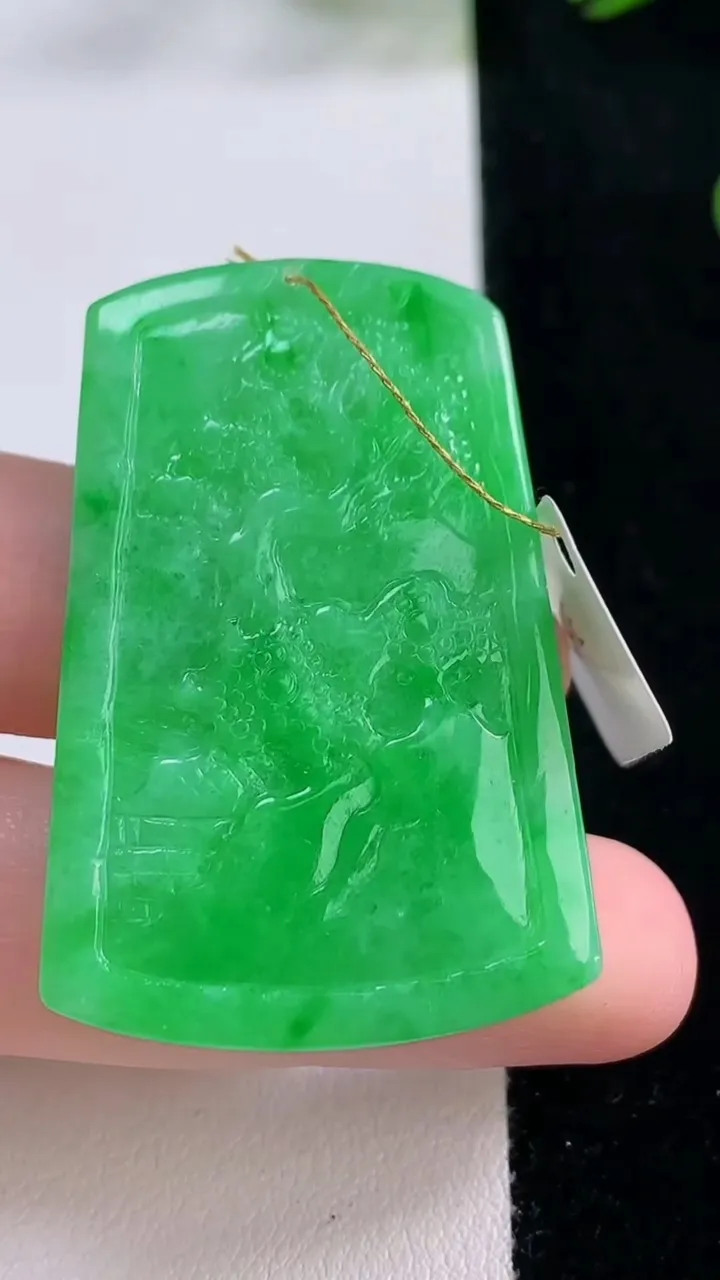天然A货翡翠山水牌吊坠，尺寸44.2-29.6-5，重量:13.79g
11月24日