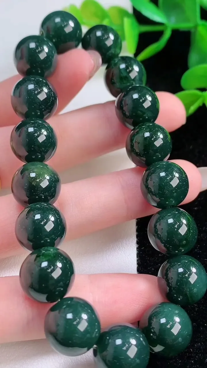 天然A货翡翠圆珠手串，尺寸12.3，重:56.66g11月24日
工厂直销收藏佳品,种好水足，色泽均