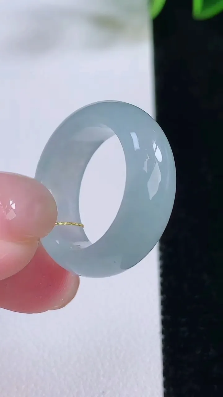 天然A货翡翠冰种飘花指环戒指，尺寸17.6-7.6-3.6，重量:6.41g2025年11月24日
工厂直销收藏佳品,种好水足，色泽均匀，有种有色，上手高大气！