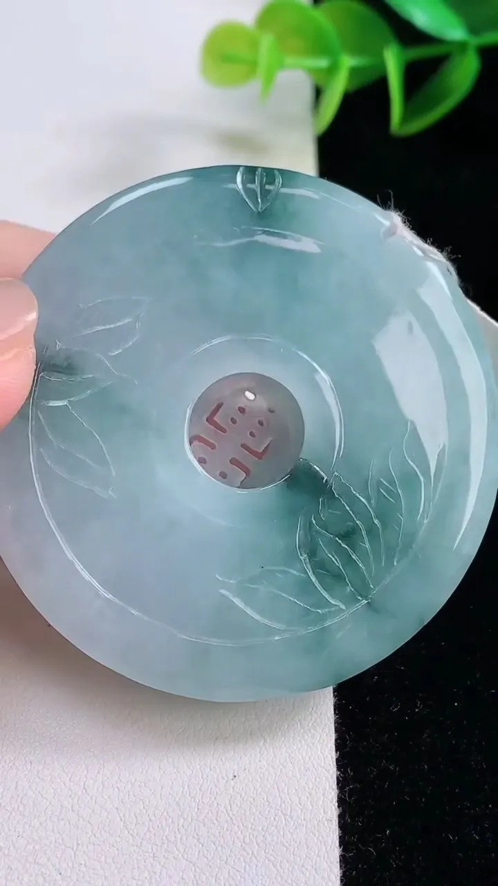 天然A货翡翠冰种飘花生肖羊吊坠，尺寸56-13.5，重量:86.07g
11月24日