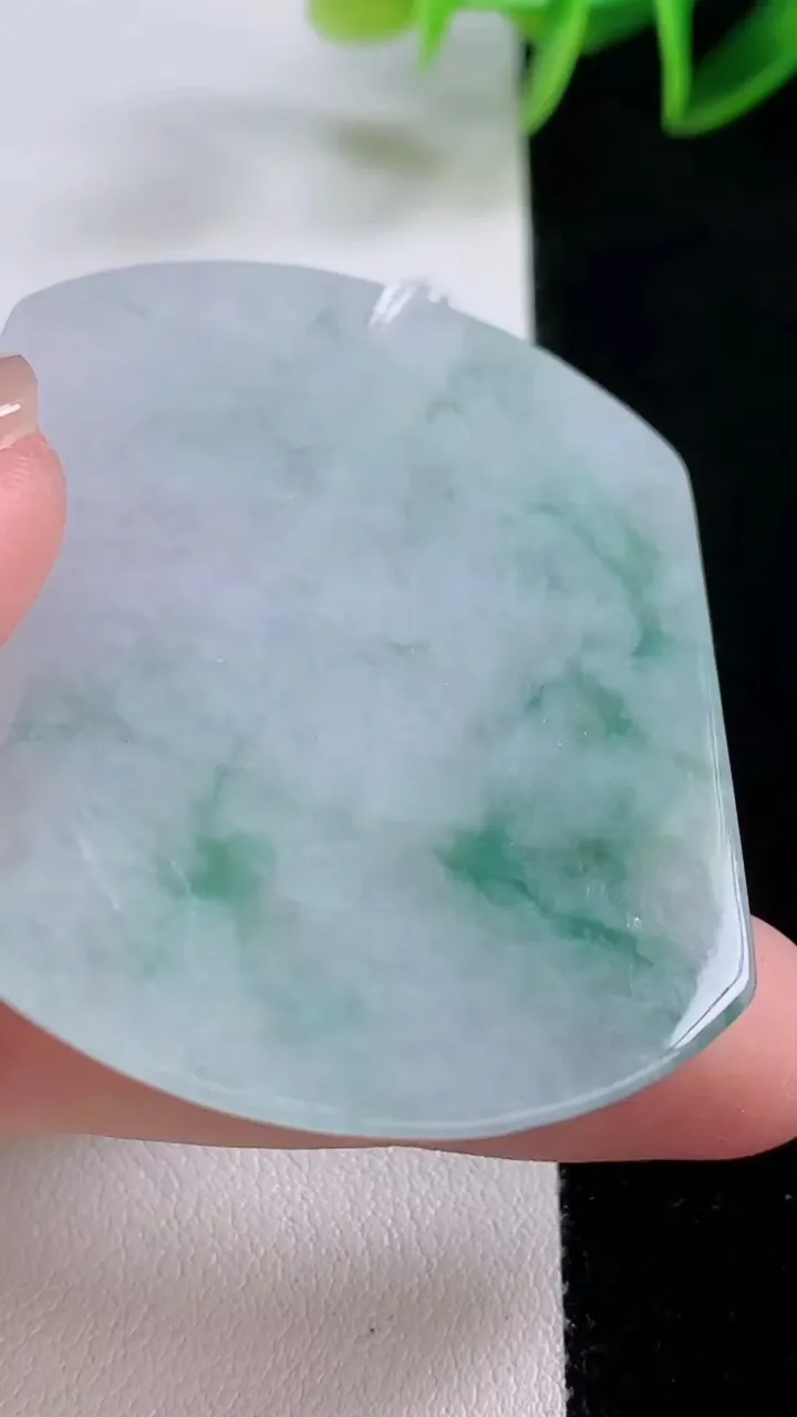 天然A货翡翠冰种飘花生肖虎吊坠，尺寸52.6-43.8-6，重量:32.56g
11月24日