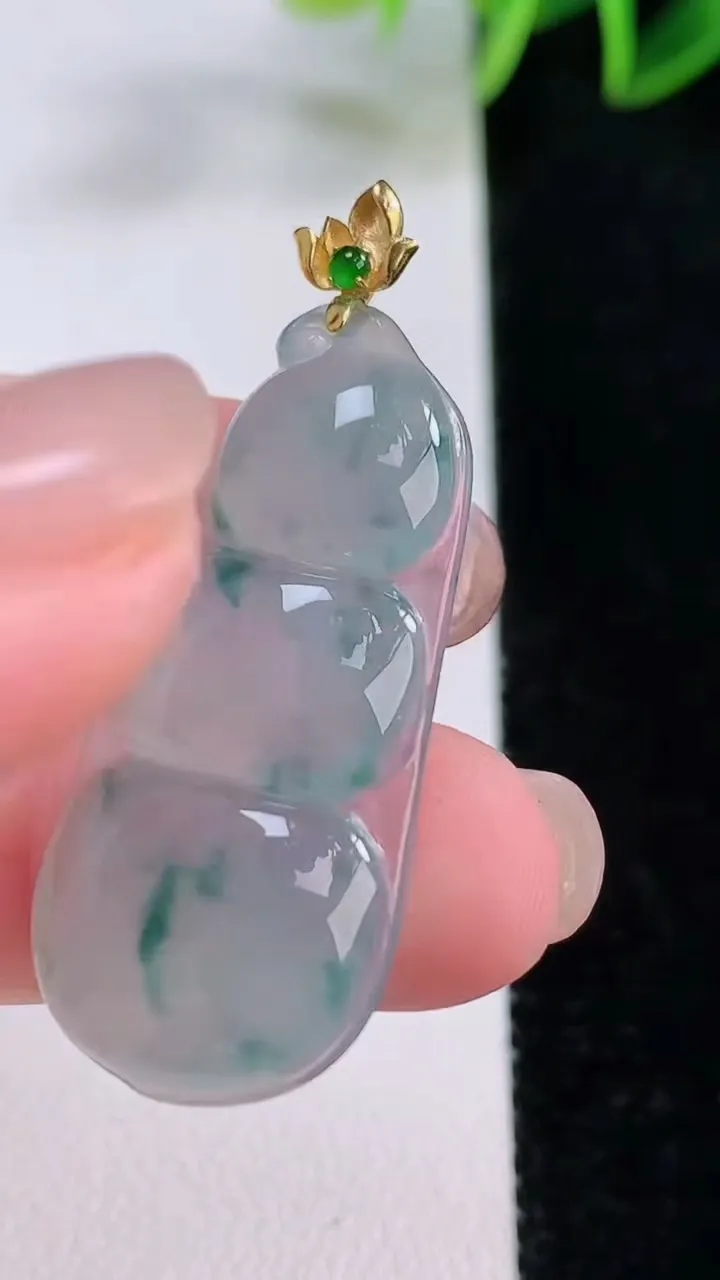 天然A货翡翠种飘花福豆吊坠，尺寸35.6-17-4.7，重量:5.71g
11月24日