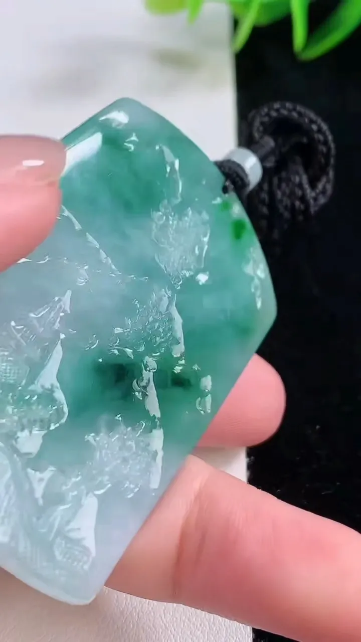 天然A货翡翠山水牌吊坠，尺寸58.8-39-6.3，重量:37.72g
11月24日