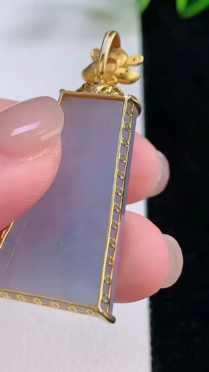 天然A货翡翠18K金紫罗兰无事牌吊坠，尺寸43.8-33-18.7-6.5，重量:8.58g
11月24日