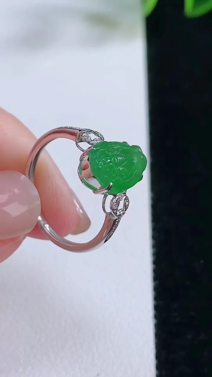 天然A货翡翠金蟾戒指，尺寸17.5-11.2-7.7-5.6，重量:1.79g2025年11月24日
工厂直销收藏佳品,种好水足，色泽均匀，有种有色，上手高大气！