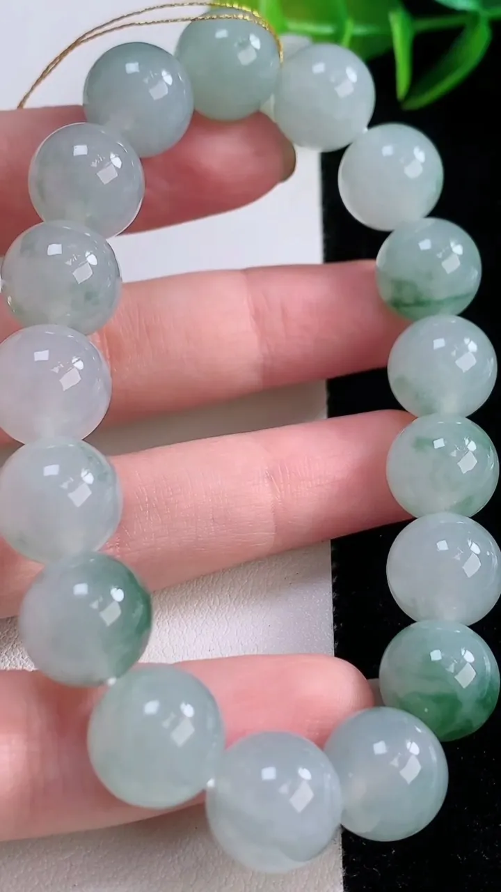 天然A货翡翠种飘花圆珠手串，尺寸12-17颗，重量:53.84g11月24日
工厂直销收藏佳品,种好