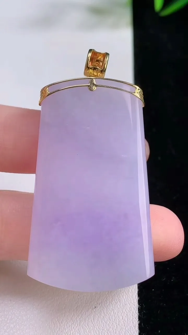 天然A货翡翠18K金紫罗兰无事牌吊坠，尺寸47.2-26.9-5.6，重量:21.36g
11月24日