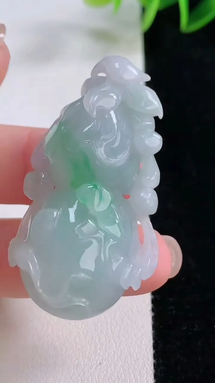 天然A货翡翠葫芦吊坠，尺寸45.2-26.3-15.4，重量:23.48g
11月24日