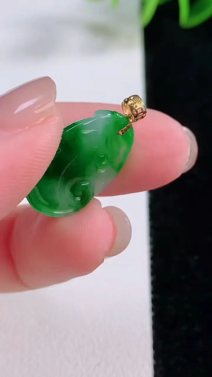 天然A货翡翠如意吊坠，尺寸19.7-14-4.2，重量:2.30g
11月24日