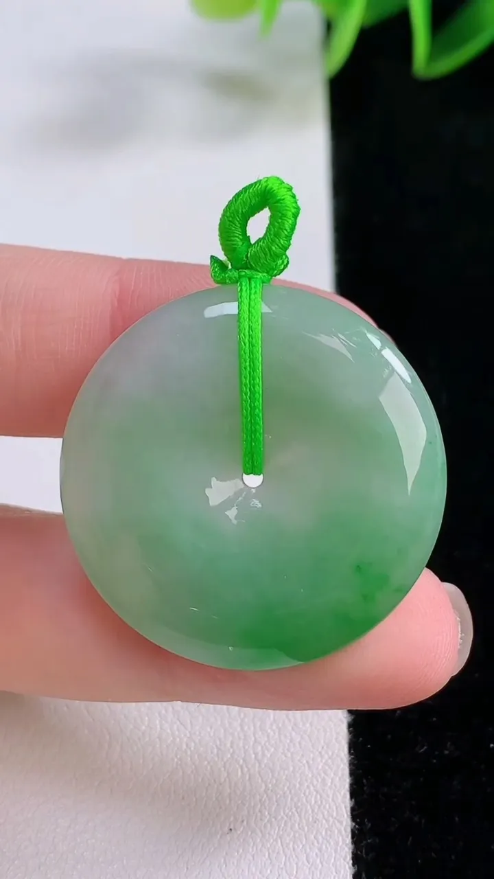 天然A货翡翠平安扣吊坠，尺寸30.3-5.7，重量:11.38g
11月24日