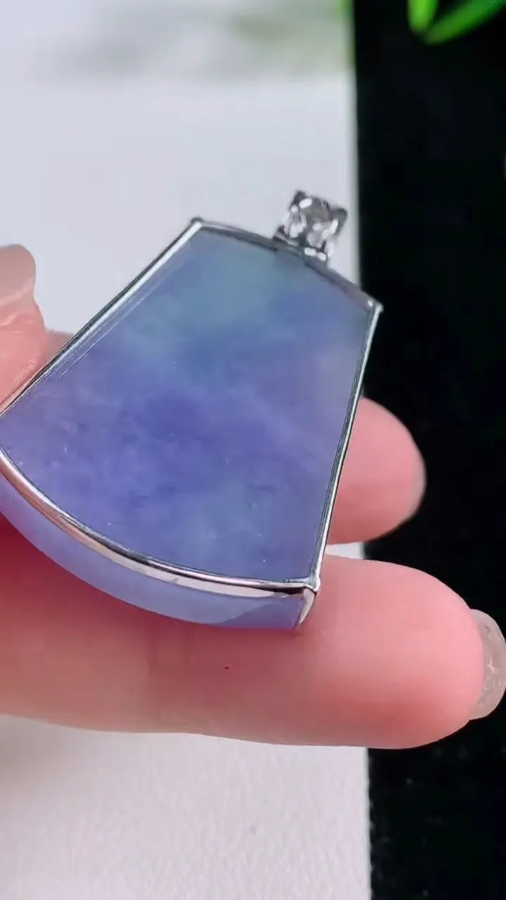 天然A货翡翠18K金紫罗兰无事牌吊坠，尺寸33.6-27-6.9，重量:15.38g
11月24日