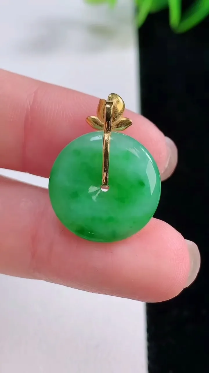 天然A货翡翠平安扣吊坠，尺寸17-3.4，重量:2.26g
11月24日