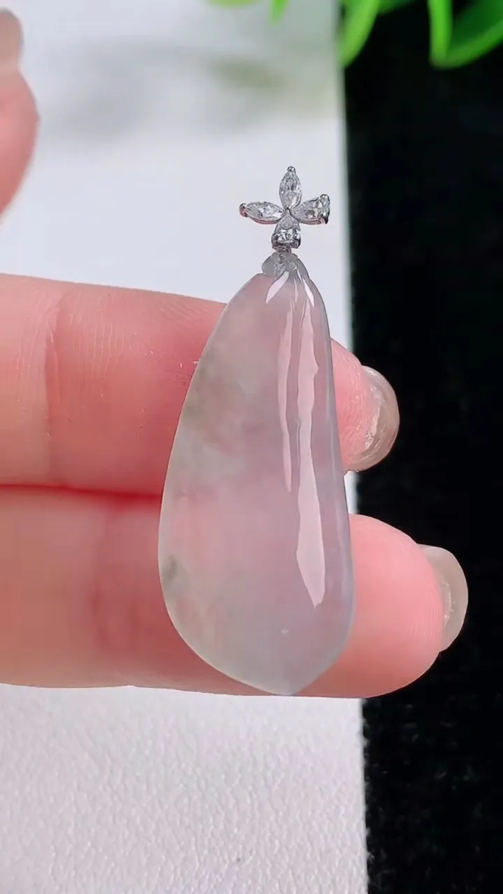 天然A货翡翠种飘花福瓜吊坠，尺寸29.7-13.2-5.3，重量:3.63g
11月24日