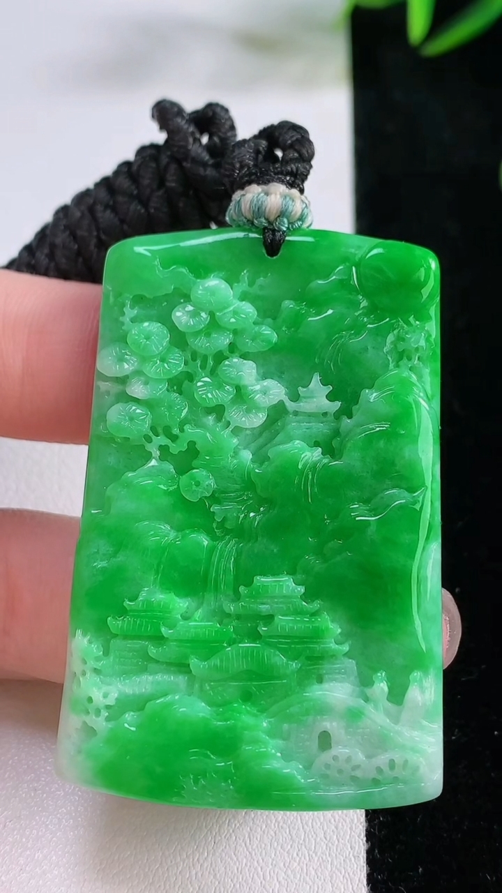 天然A货翡翠山水牌吊坠，尺寸53-33-5，重量:26.78g
11月24日