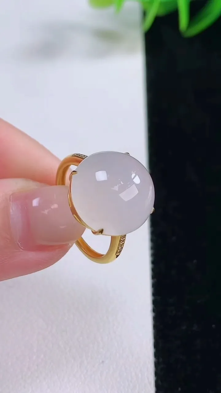 天然A货翡翠种白冰蛋面戒指，尺寸17.7-14.3-7.8，重量:3.57g2025年11月24日
工厂直销收藏佳品,种好水足，色泽均匀，有种有色，上手高大气！