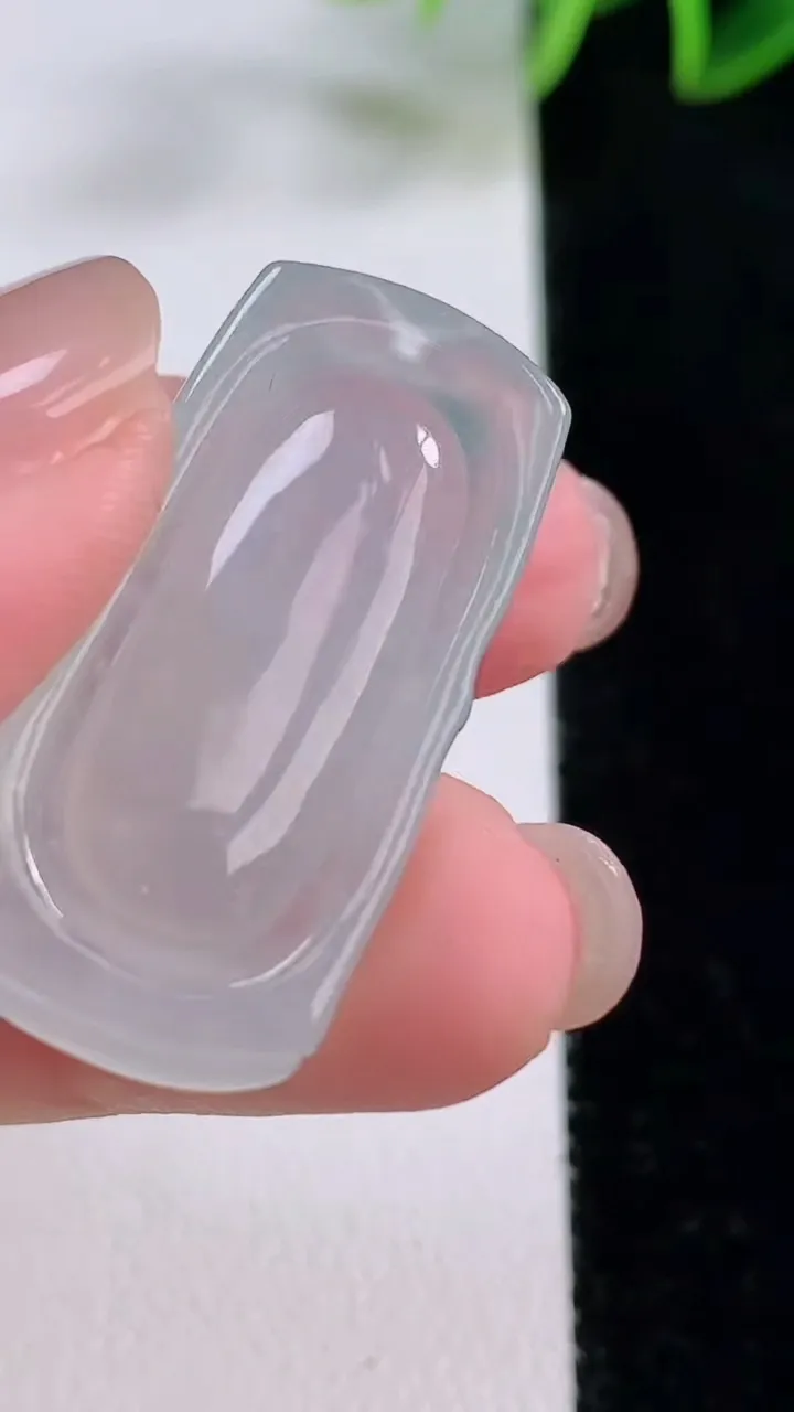 天然A货翡翠节节高升 竹节吊坠，尺寸32.3-15.5-6，重量:7.50g
11月24日