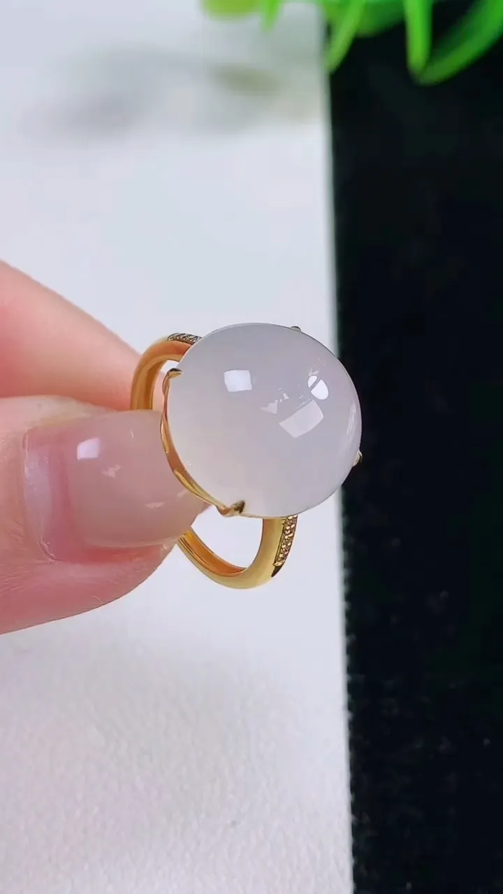 天然A货翡翠种白冰蛋面戒指，尺寸17.7-14.3-7.8，重量:3.57g2025年11月24日
