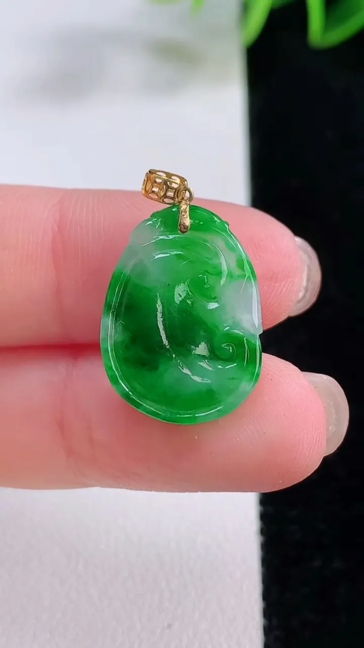 天然A货翡翠如意吊坠，尺寸19.7-14-4.2，重量:2.30g
11月24日