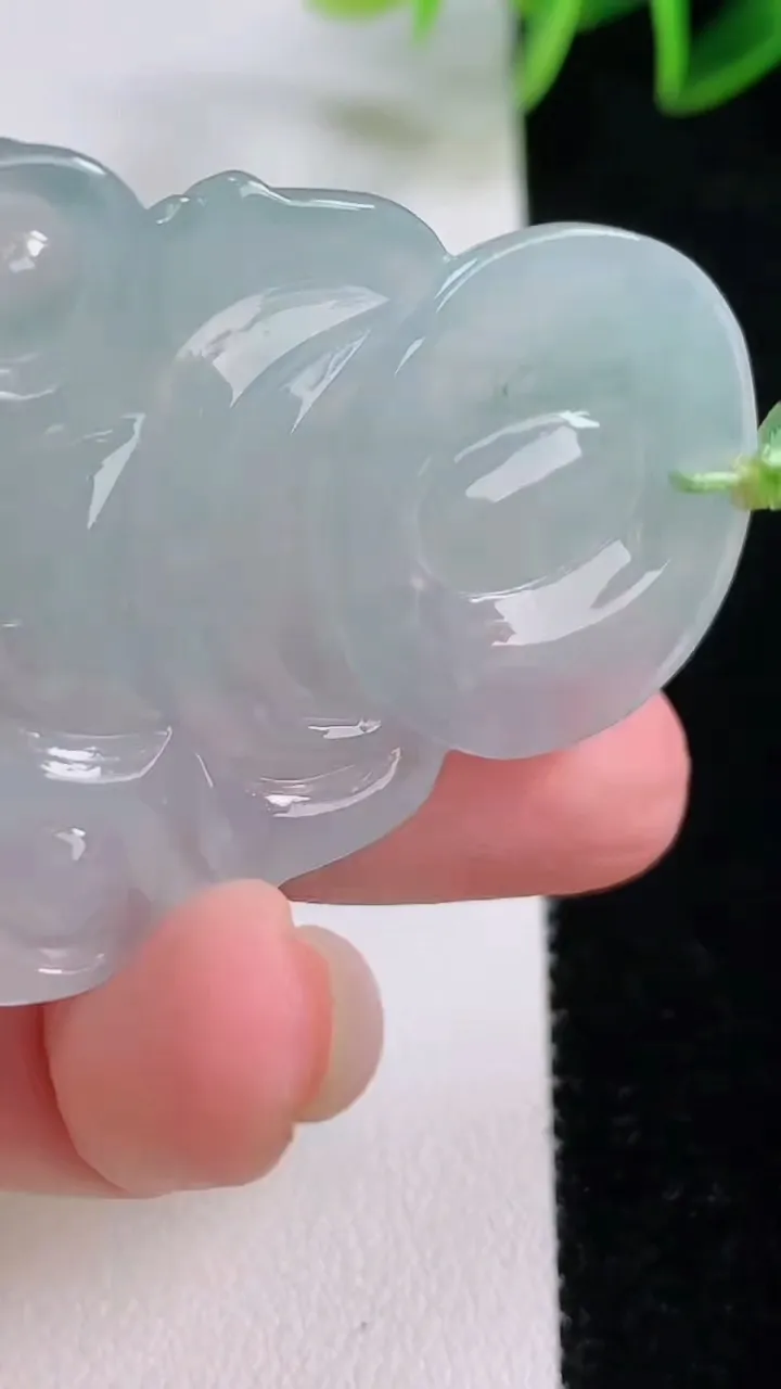 天然A货翡翠冰种飘花观音菩萨吊坠，尺寸48.3-36-5.7，重量:17.84g
11月24日