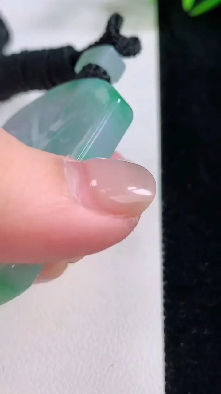 天然A货翡翠山水牌吊坠，尺寸52-40.2-5.3，重量:35.23g
11月24日