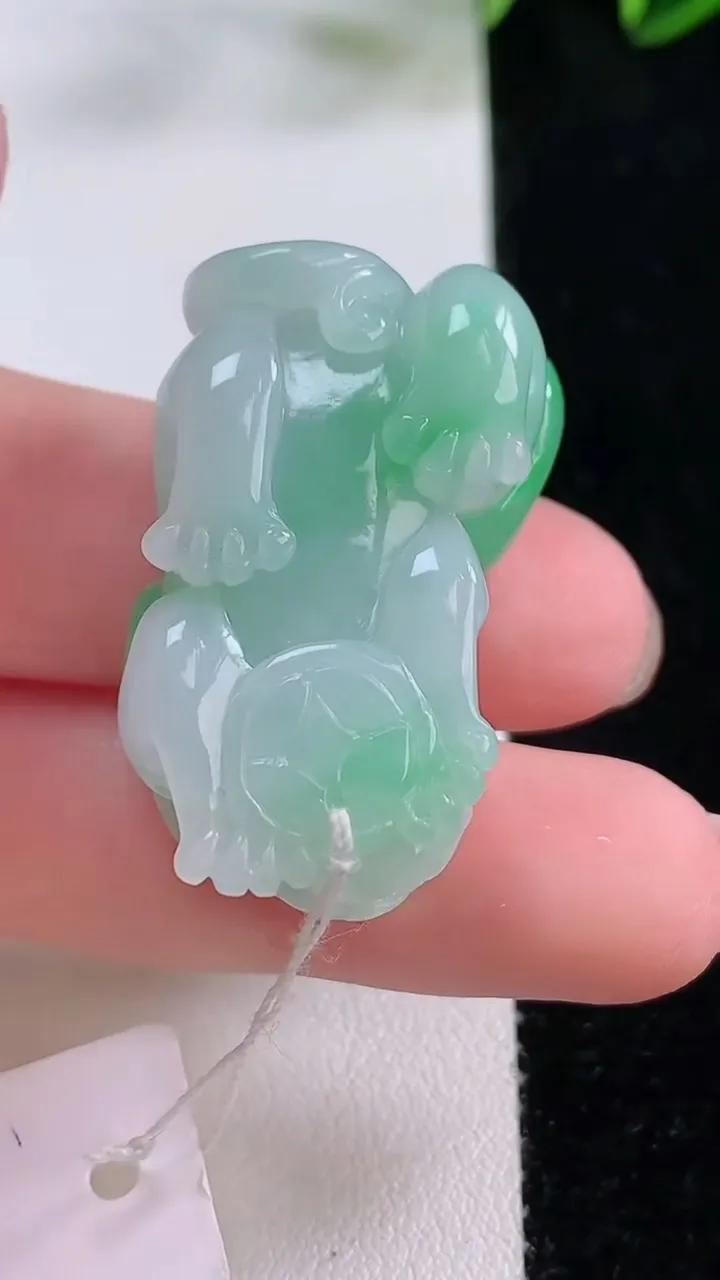 天然A货翡翠貔貅吊坠，尺寸34-20.5-12.7，重量:16.58g
11月24日