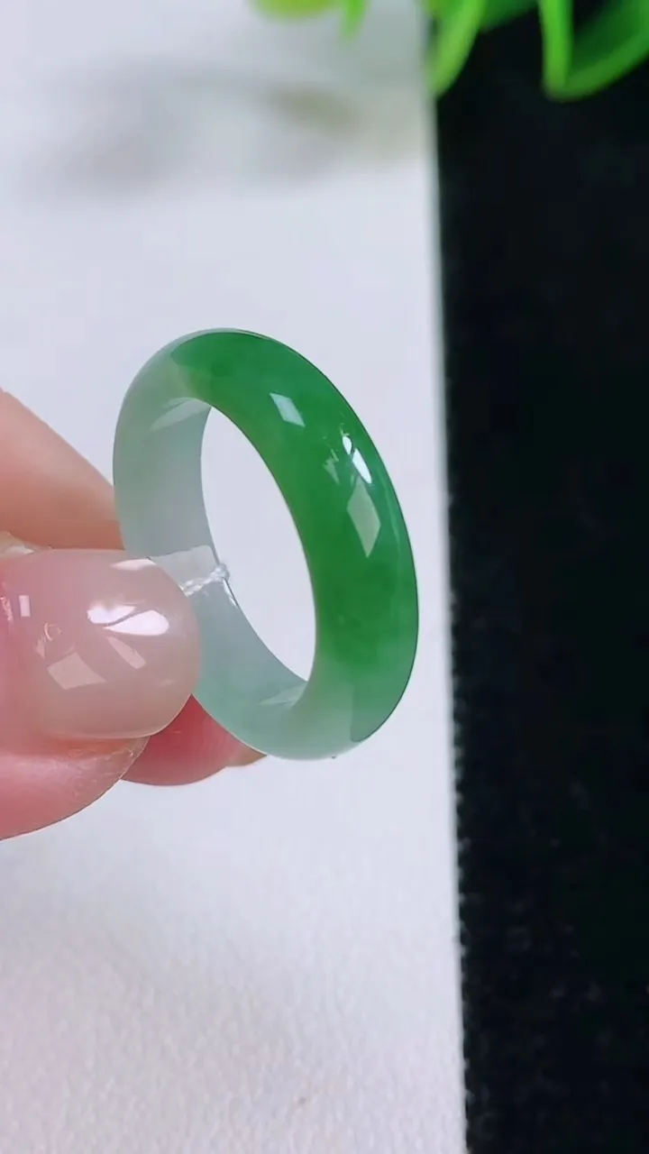 天然A货翡翠指环戒指，尺寸17.6-4.6-2.7，重量:3.14g2025年11月24日
工厂直销收藏佳品,种好水足，色泽均匀，有种有色，上手高大气！