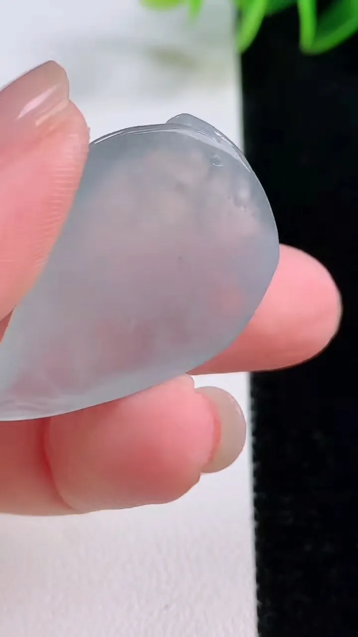 天然A货翡翠金枝玉叶 叶子吊坠，尺寸33.4-23.5-6.8，重量:8.30g
11月24日