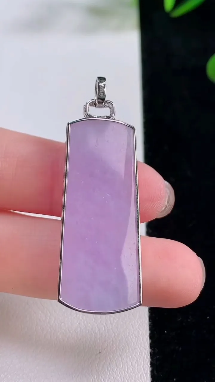 天然A货翡翠18K金紫罗兰无事牌吊坠，尺寸37-15.3-4.8，重量:6.91g
11月24日