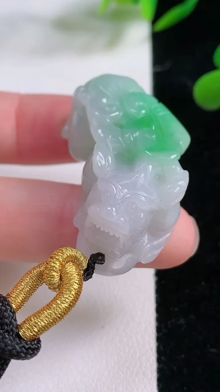 天然A货翡翠山水牌吊坠，尺寸65.2-43.5-14.7，重:84.55g
11月24日