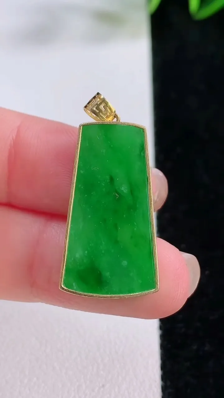 天然A货翡翠无事牌吊坠，尺寸26-14.2-3.7，重量:4.13g
11月24日