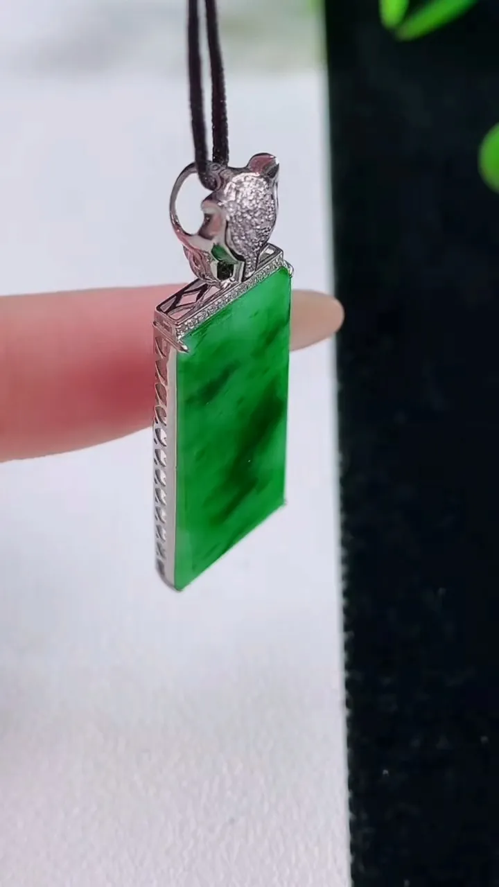 天然A货翡翠无事牌吊坠，尺寸41.1-29.8-12.8-3.8，重量:4.65g
11月24日