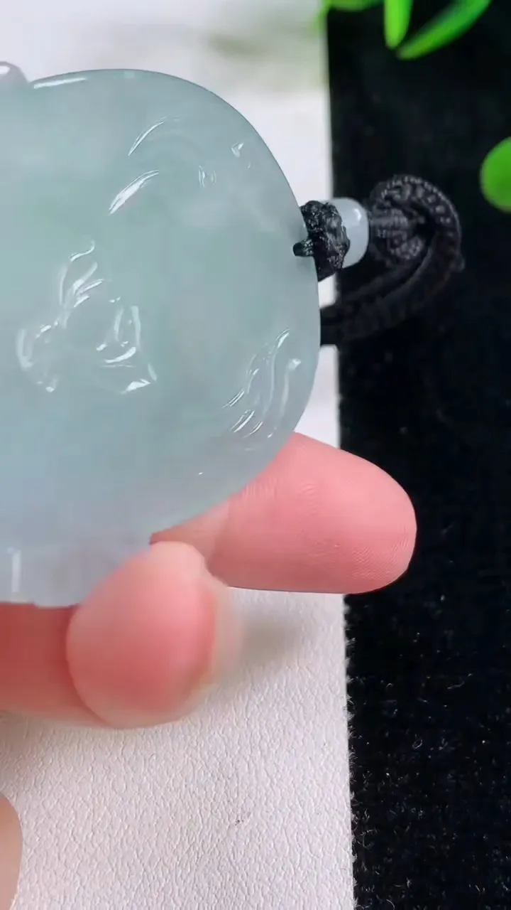 天然A货翡翠虚空藏菩萨吊坠，尺寸53.3-41.7-5.7，重量:31.96g
11月24日