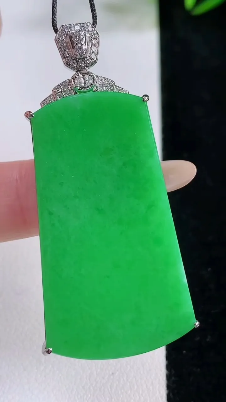 天然A货翡翠无事牌吊坠，尺寸53-41.7-25.5-6.6，重量:10.58g
11月24日