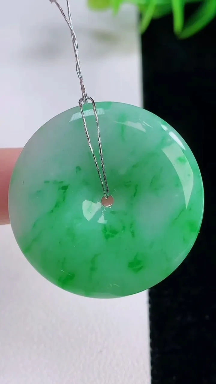 天然A货翡翠平安扣吊坠，尺寸32.4-6.1，重量:14.56g
11月24日