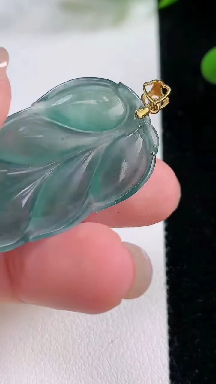 天然A货翡翠18K金蓝水金枝玉叶  叶子吊坠，尺寸35.4-19.3-4.3，重:5.98g
11月24日