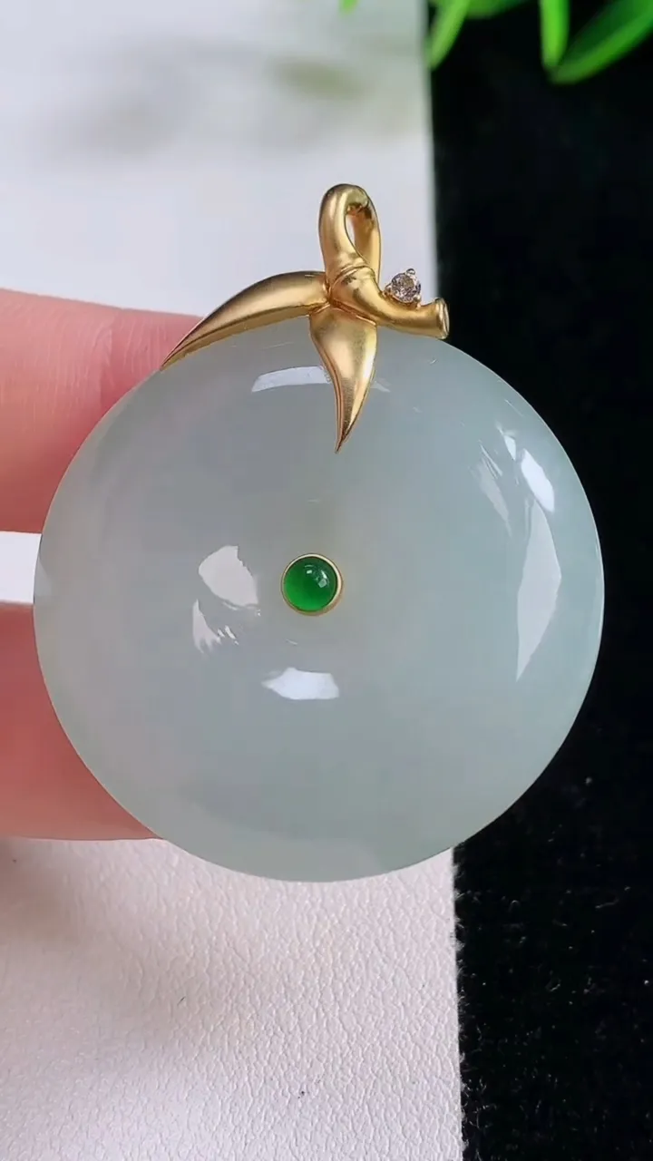 天然A货翡翠平安扣吊坠，尺寸35-9，重量:23.46g
11月24日