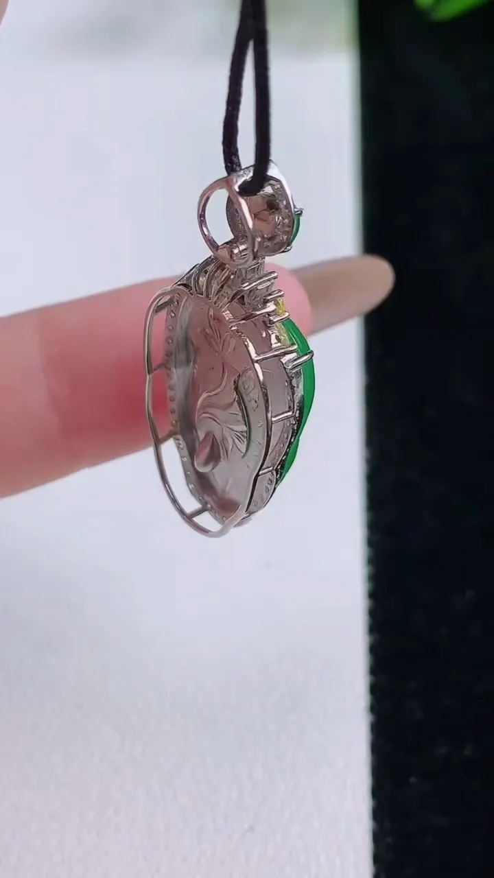 天然A货翡翠金枝玉叶 叶子吊坠，尺寸30-14-6.3，裸石19.4-11.8重量:3.37g
11月24日