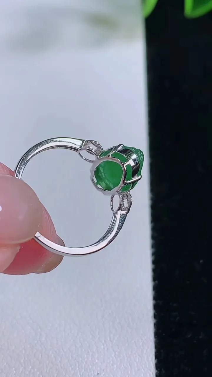 天然A货翡翠金蟾戒指，尺寸17.5-11.2-7.7-5.6，重量:1.79g2025年11月24日
工厂直销收藏佳品,种好水足，色泽均匀，有种有色，上手高大气！