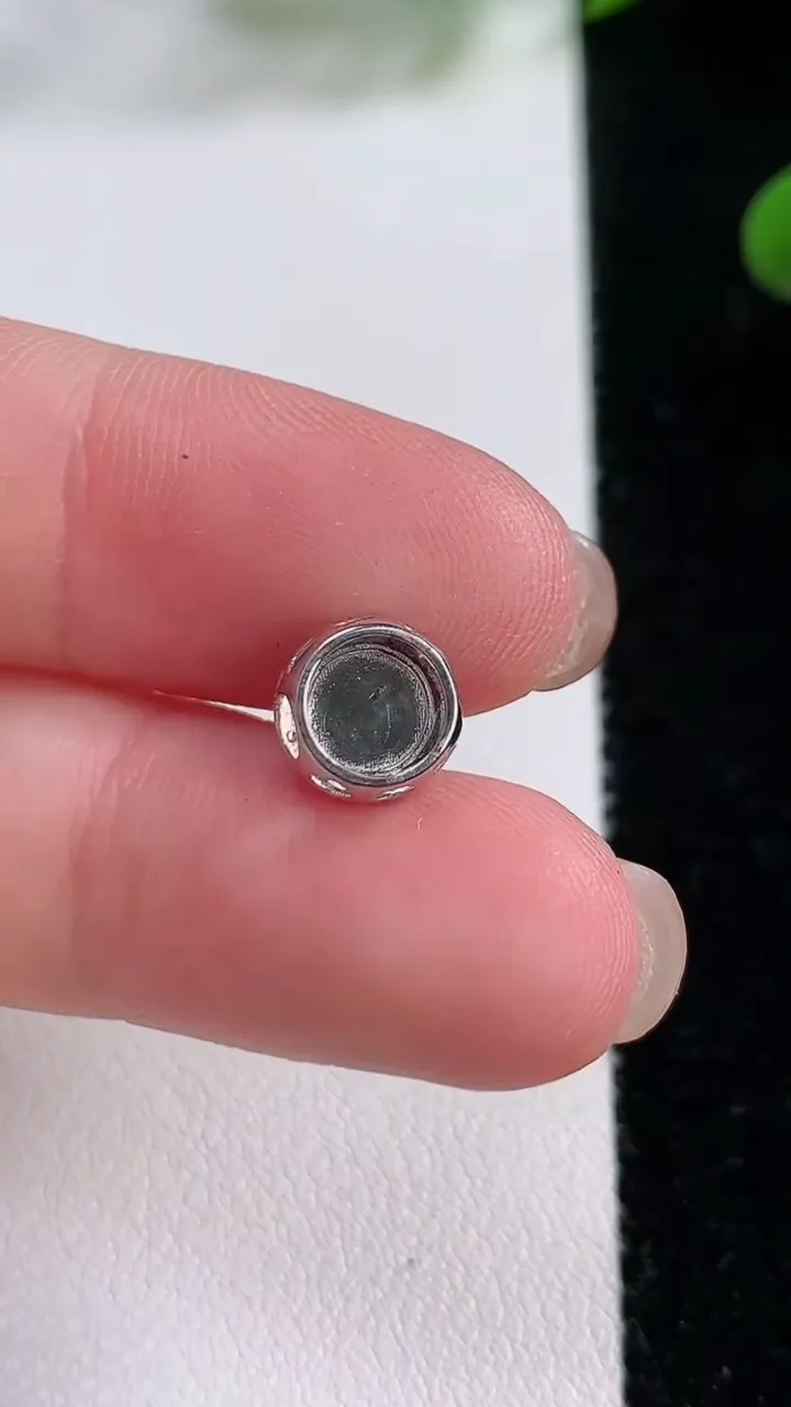 天然A货翡翠蛋面吊坠，尺寸6.2，重:0.57g
11月24日