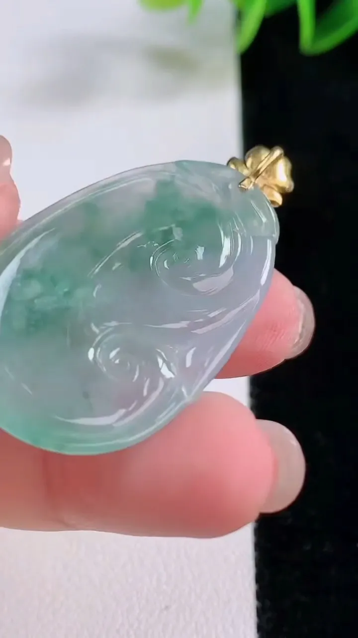 天然A货翡翠种飘花如意吊坠，尺寸35.3-23.5-4.9，重量:8.28g
11月24日