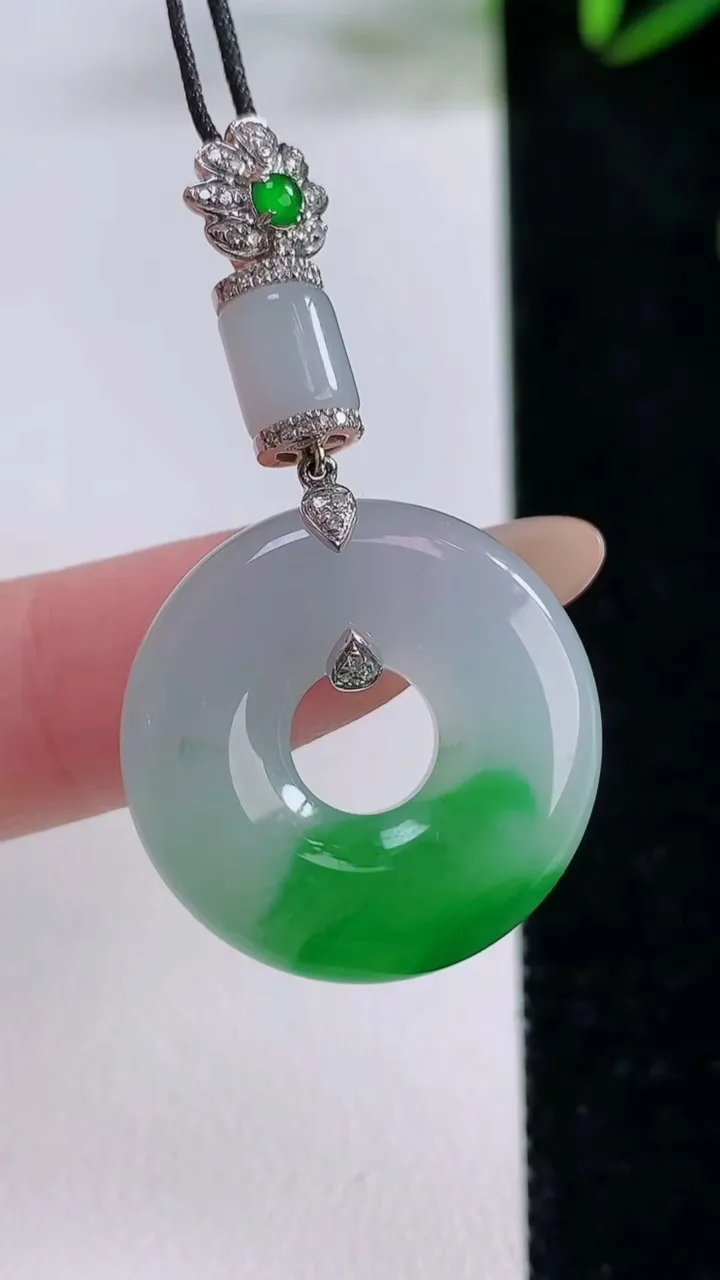 天然A货翡翠平安环吊坠，尺寸23.3-5.4，重量:9.18g
11月24日