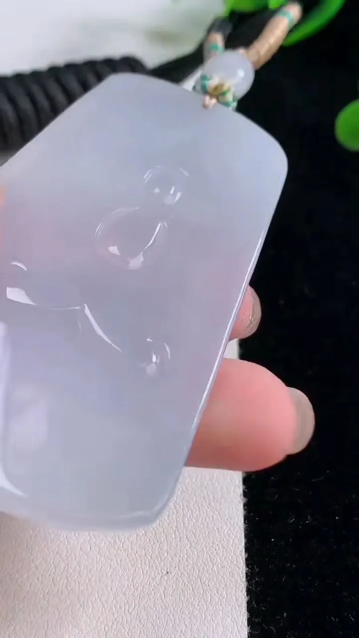 天然A货翡翠种白冰虚空藏菩萨吊坠，尺寸67.8-43-5.5，重量:41.32g
11月24日