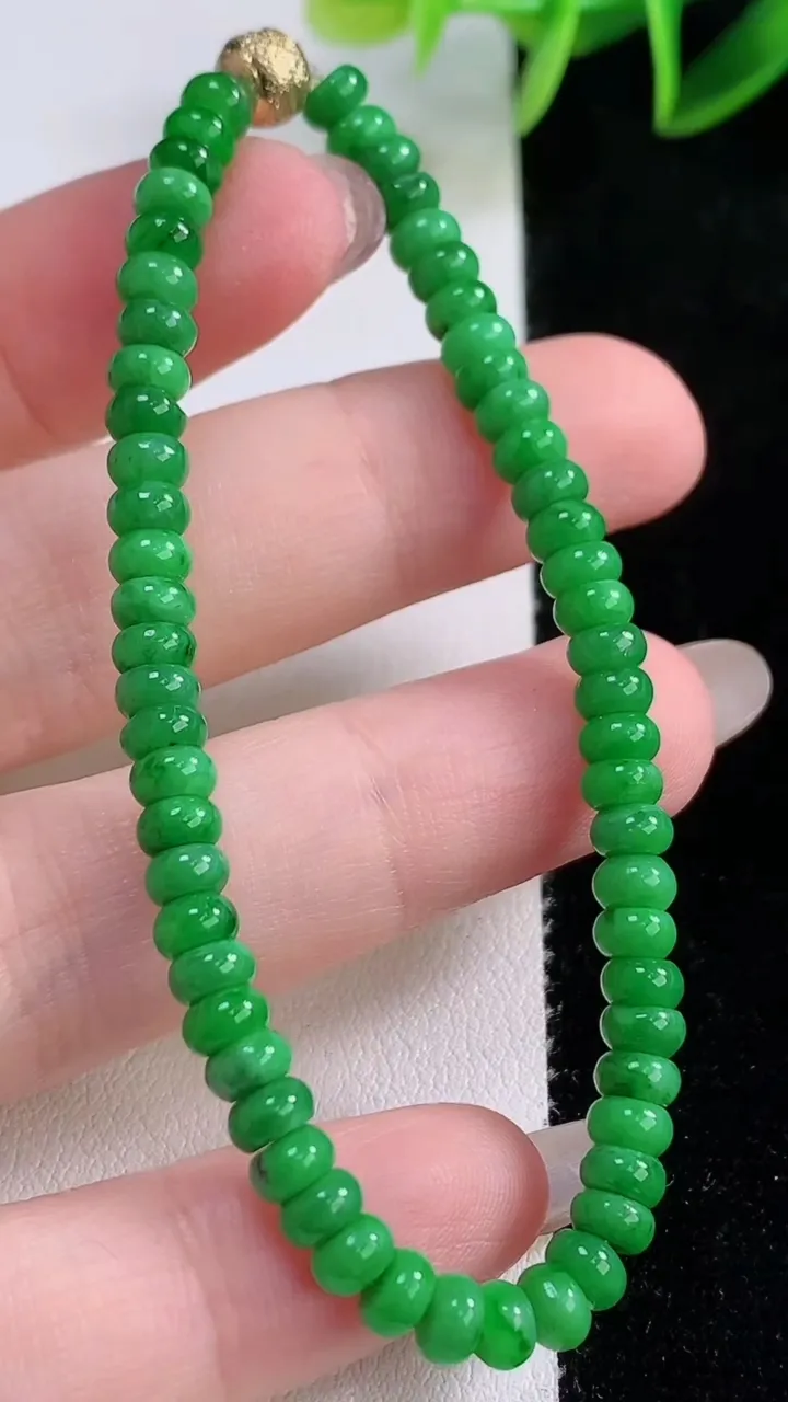 天然A货翡翠算盘珠手串，尺寸4.2-2.2-60颗，重量:7.39g11月24日
工厂直销收藏佳品,