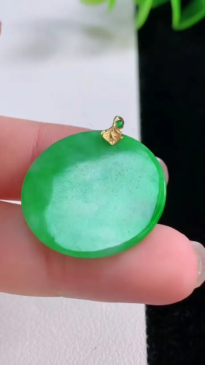 天然A货翡翠无事牌吊坠，尺寸24.5-1.4，重量:3.49g
11月24日