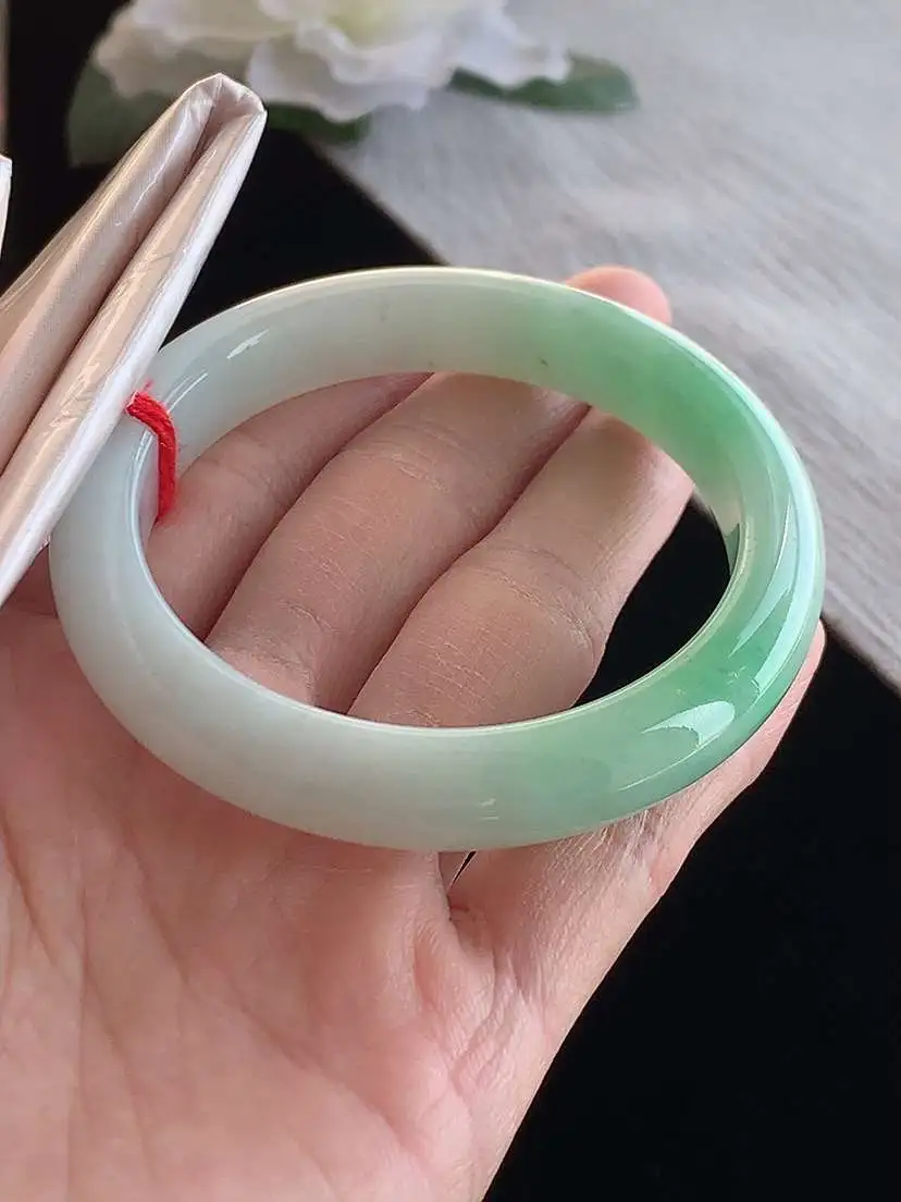 a货翡翠老坑冰种飘绿正装正圈手镯53-54圈口  尺寸53.8×10.8×8mm 1123