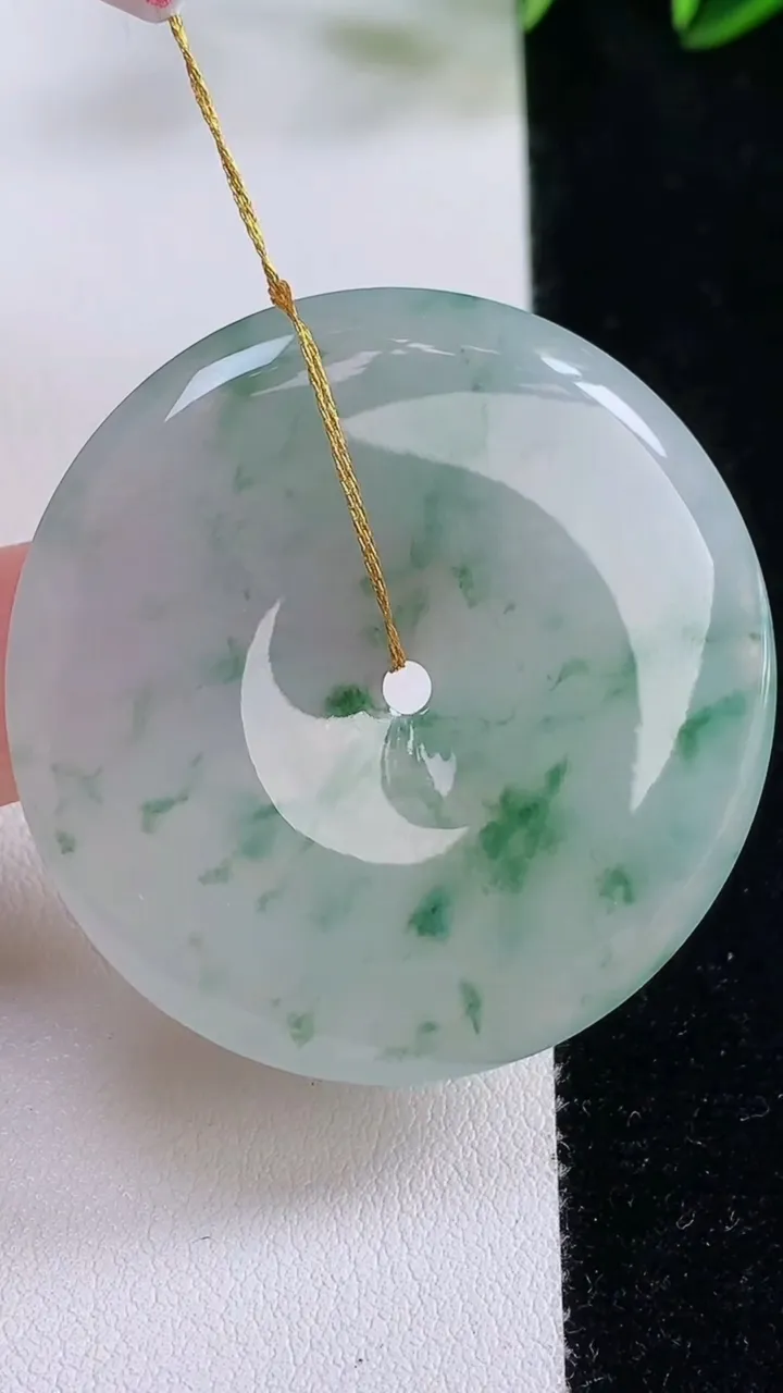 天然A货翡翠冰种飘花平安扣吊坠，尺寸41.7-5.9，重量:21.37g
11月24日